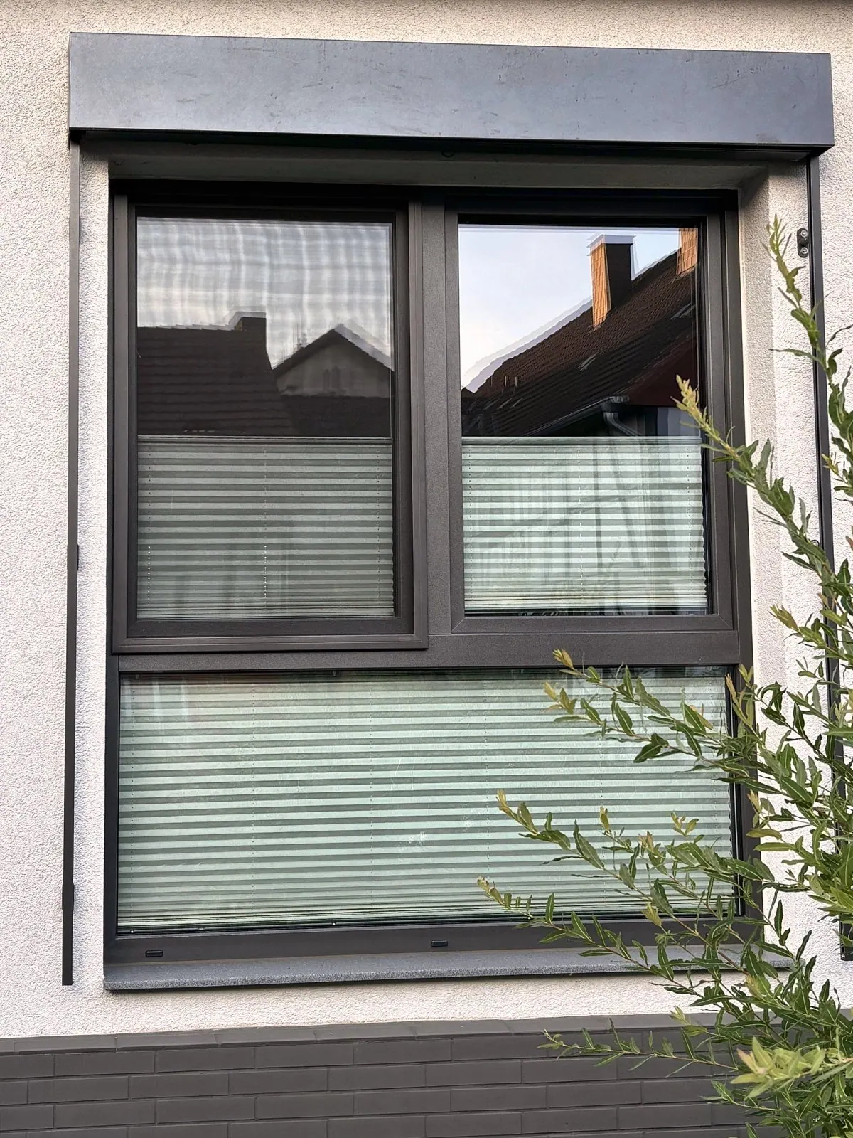 Fenster in Anthrazit mit Oberlicht und Raffstore-Kasten