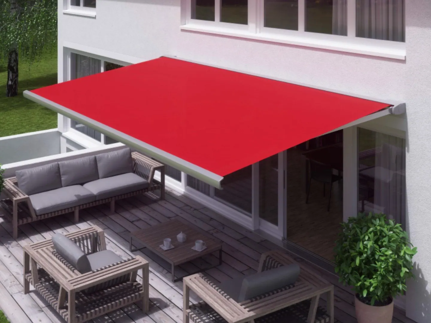 Ausgefahrene rote Kassettenmarkise über einer Holzterrasse an einem modernen Haus
