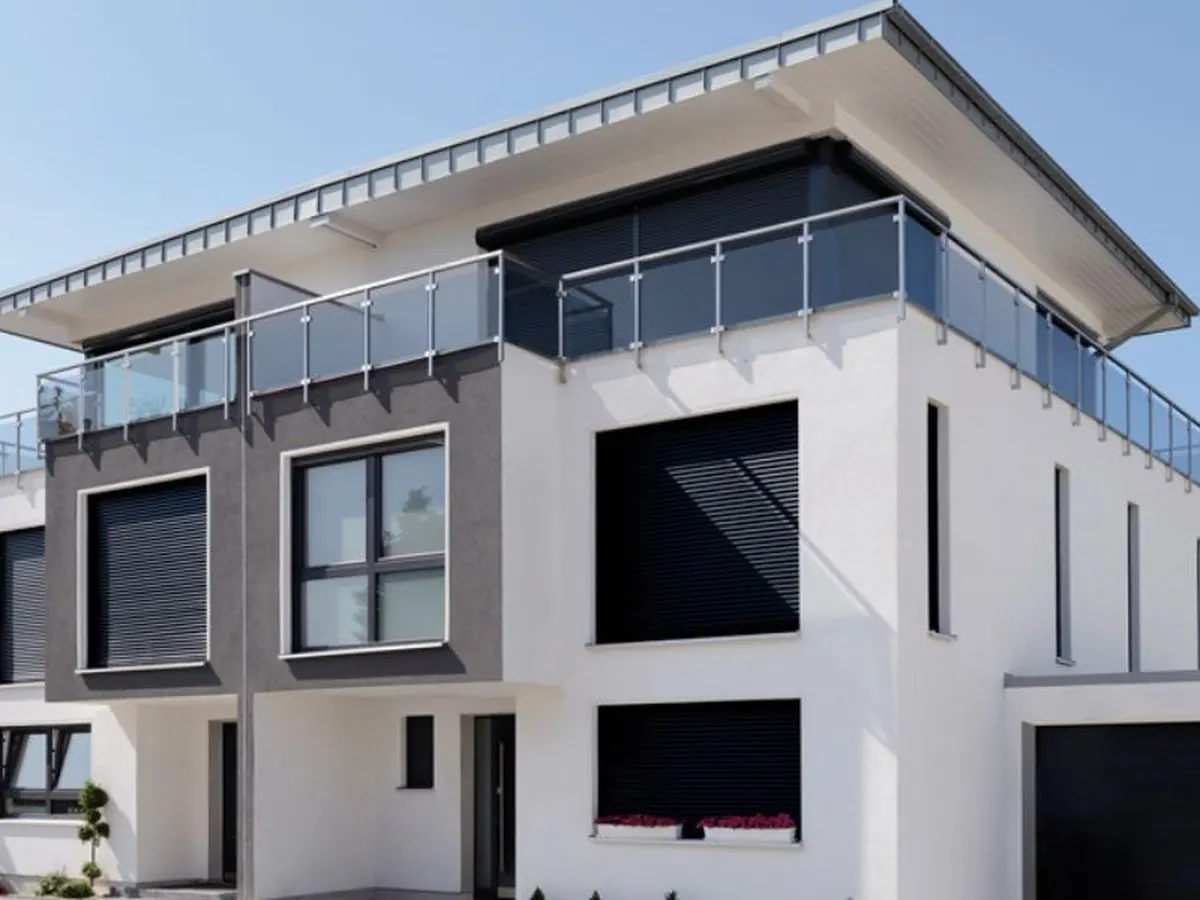 Modernes Einfamilienhaus mit anthrazitfarbenen Rollläden in verschiedenen Schließstellungen
